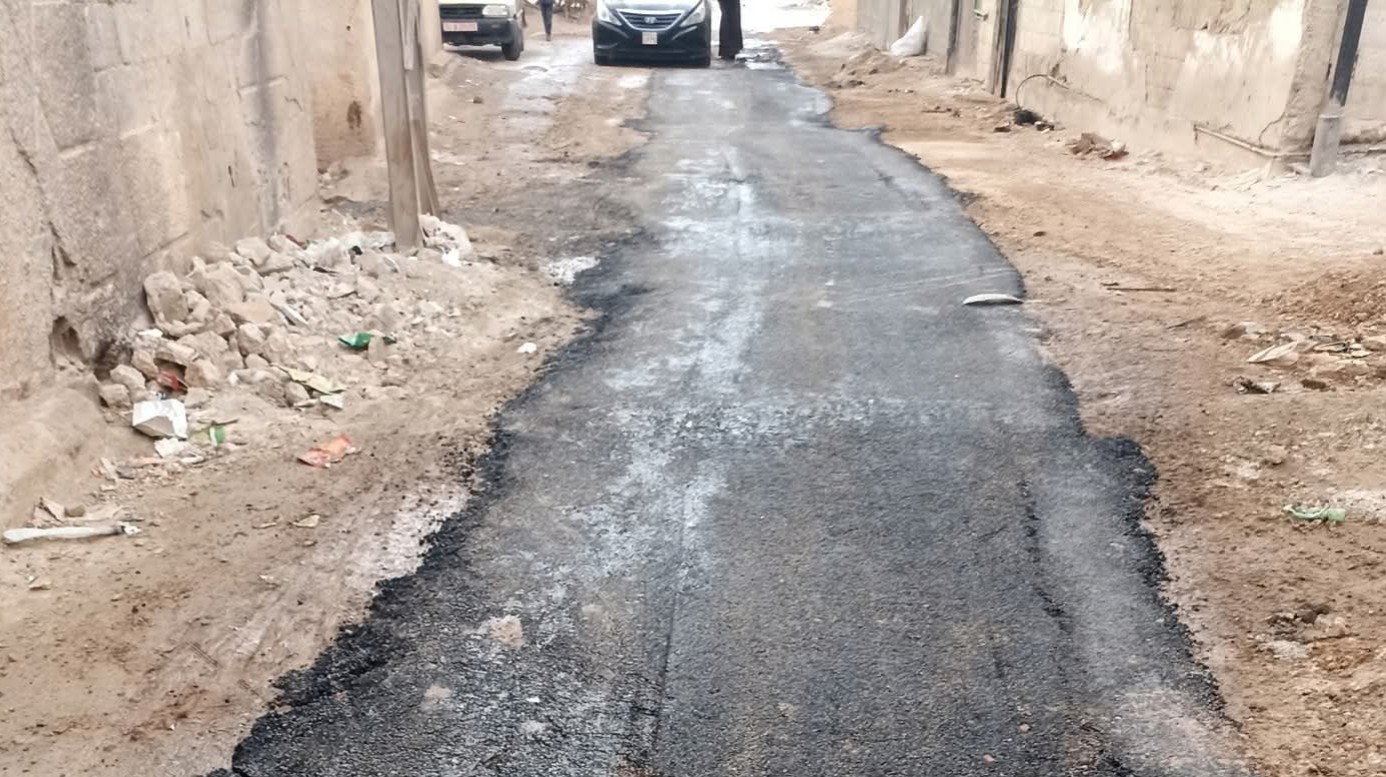 تزفيت شارع في مخيم درعا يثير غضب الأهالي