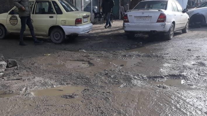 الطين في شوارع حلب بعد الأمطار.. مشكلة نظافة تتفاقم في الأحياء الشرقية