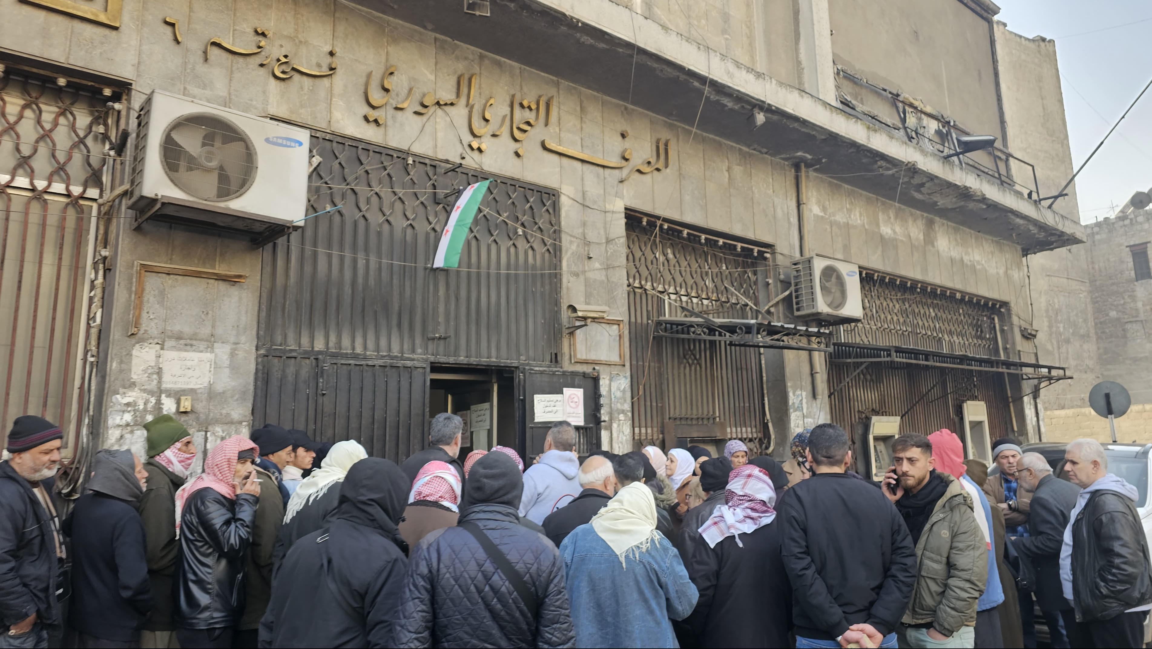 ازدحام وغضب أمام بريد الجميلية بحلب.. متقاعدون يعودون دون رواتب بسبب غياب السيولة