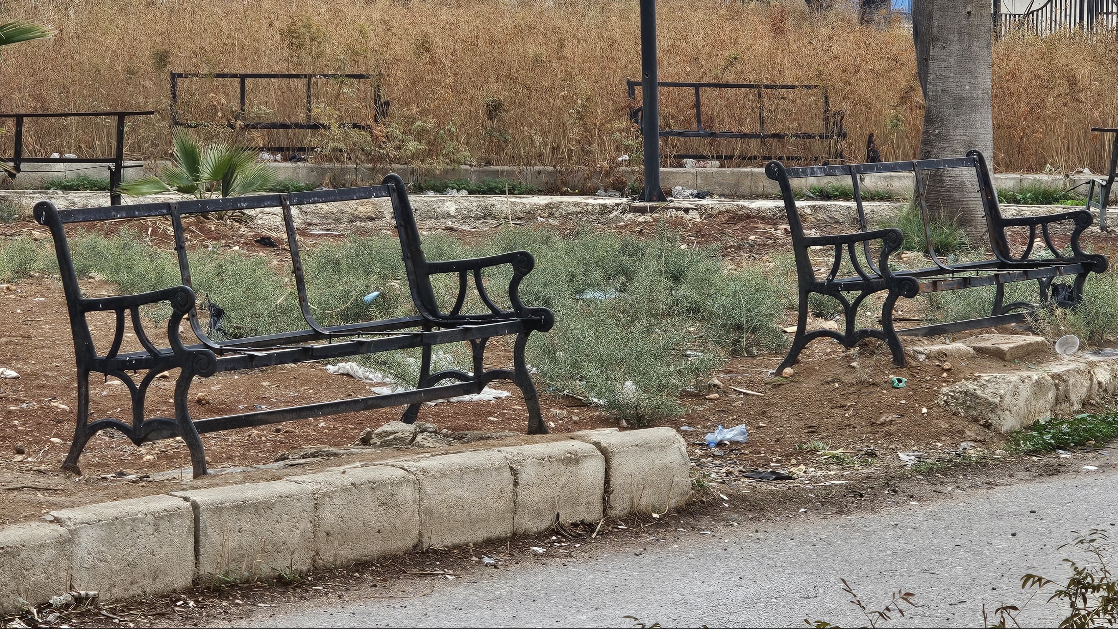 سرقة كراسي الحدائق في حلب، والمتهم هو "البرد"