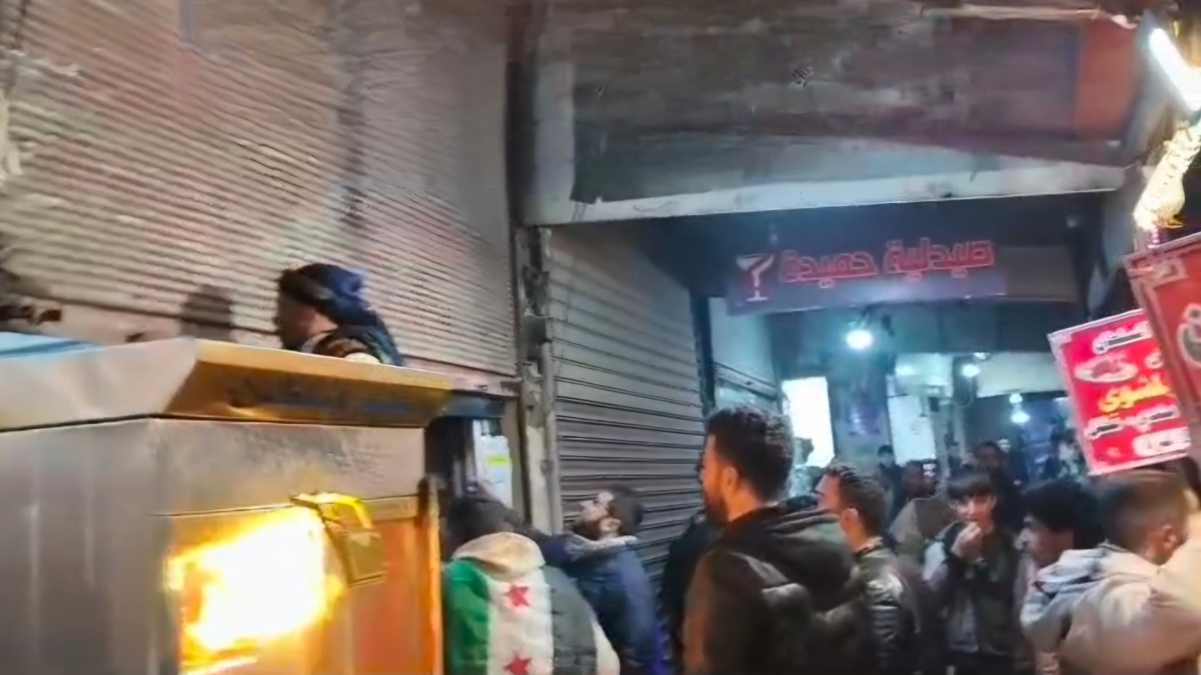 سلقين تغلي لليوم الثاني: احتجاجات متواصلة ضد عودة متهمين بارتباطات أمنية مع النظام السابق