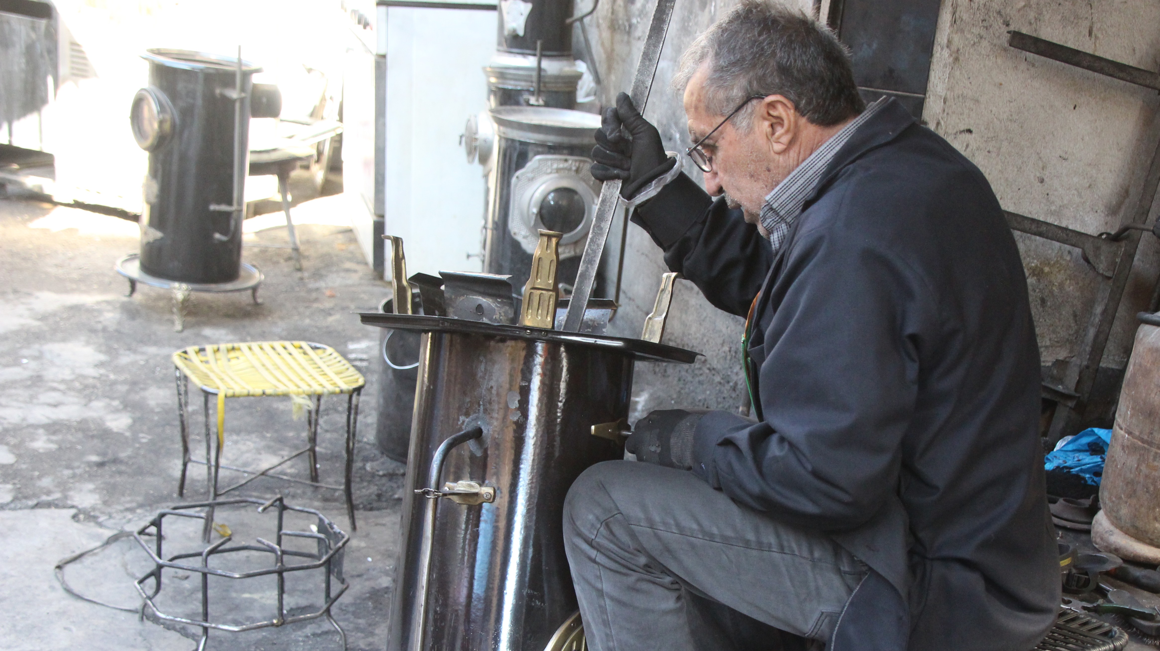 معاناة الأهالي مع المدافئ في فصل الشتاء