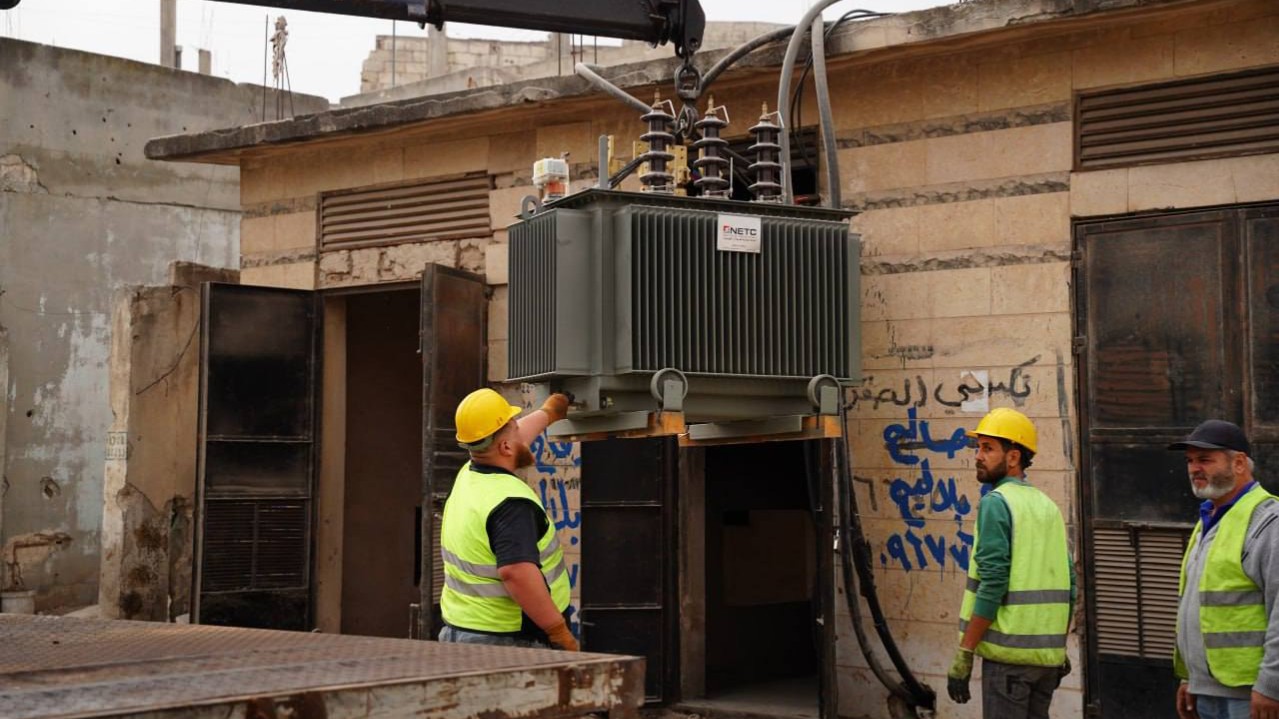 كهرباء حمص تنهي تجهيز مركزي تحويل في قرية السلومية وحي عشيرة