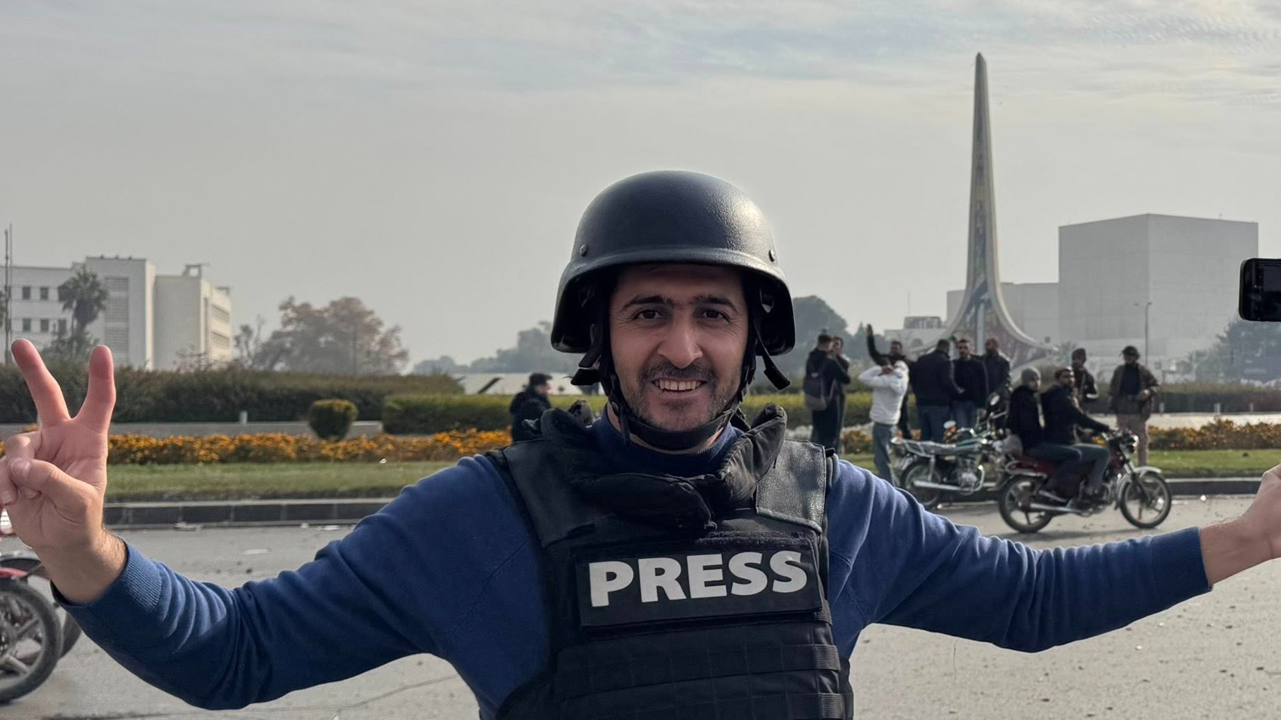 دمشق: باص حكومي يصدم سيارة مصور صحفي… و يمنع من الشكوى