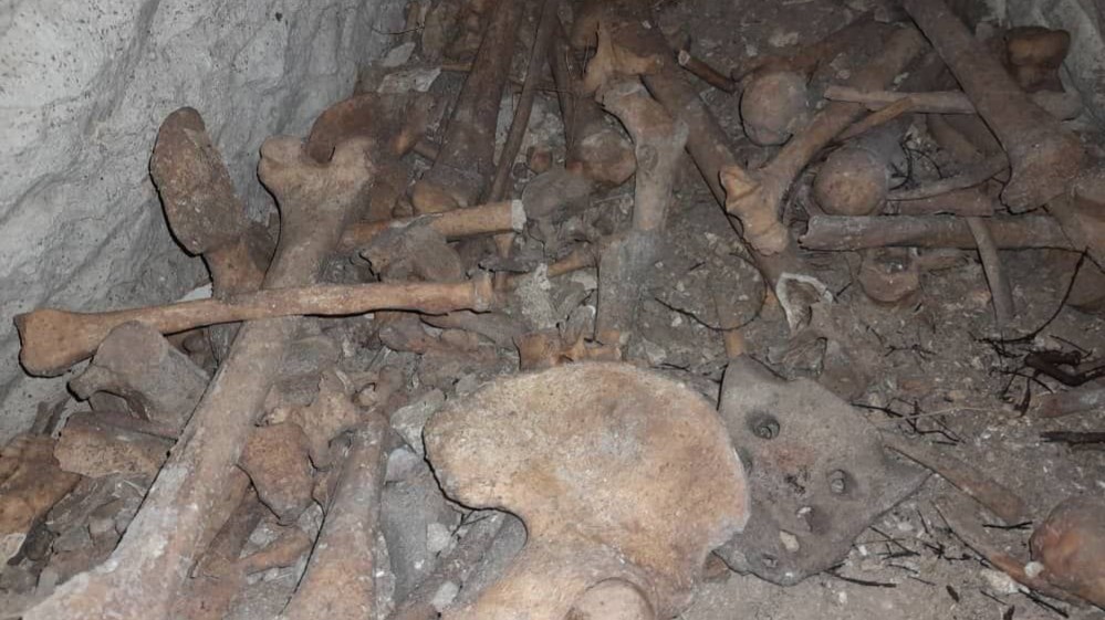 العثور على مقبرة جماعية داخل مبنى “أمن الدولة” في معرة النعمان