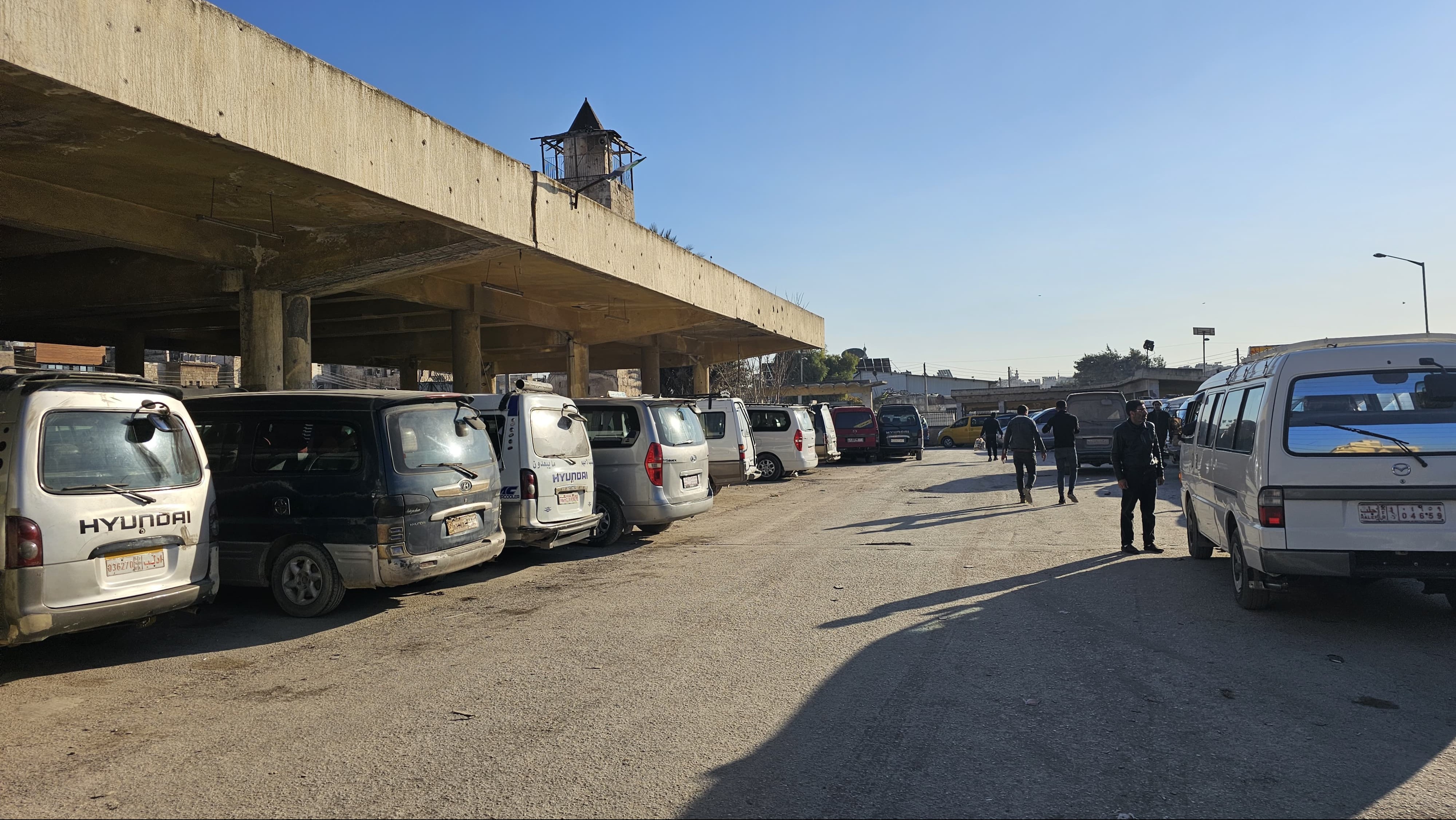 اختفاء السرافيس عن القرى النائية في جبل سمعان بحلب يعمّق معاناة الطلاب والموظفين