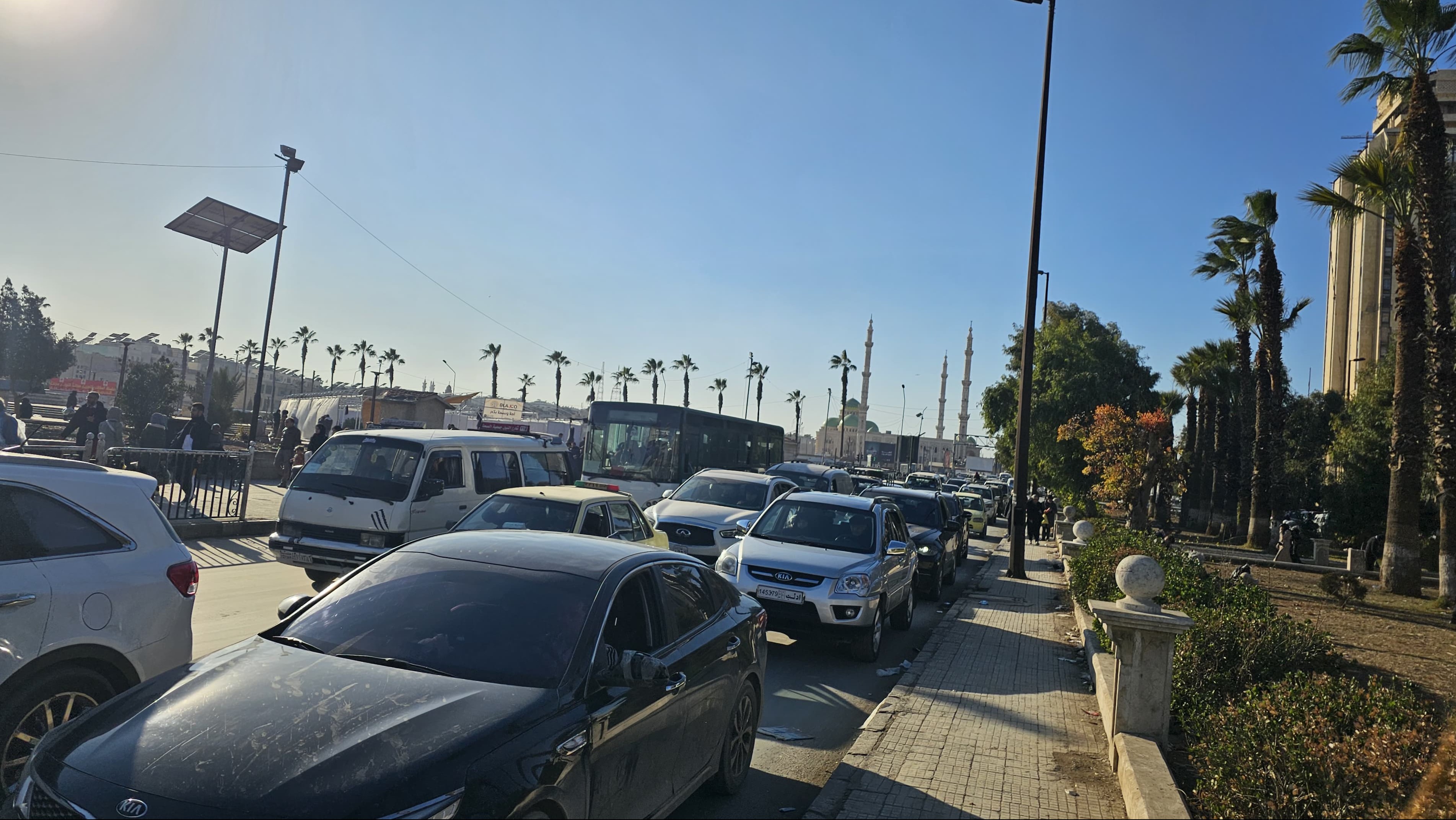 Traffic congestion in Aleppo.. The second column is strangling the streets despite the presence of traffic