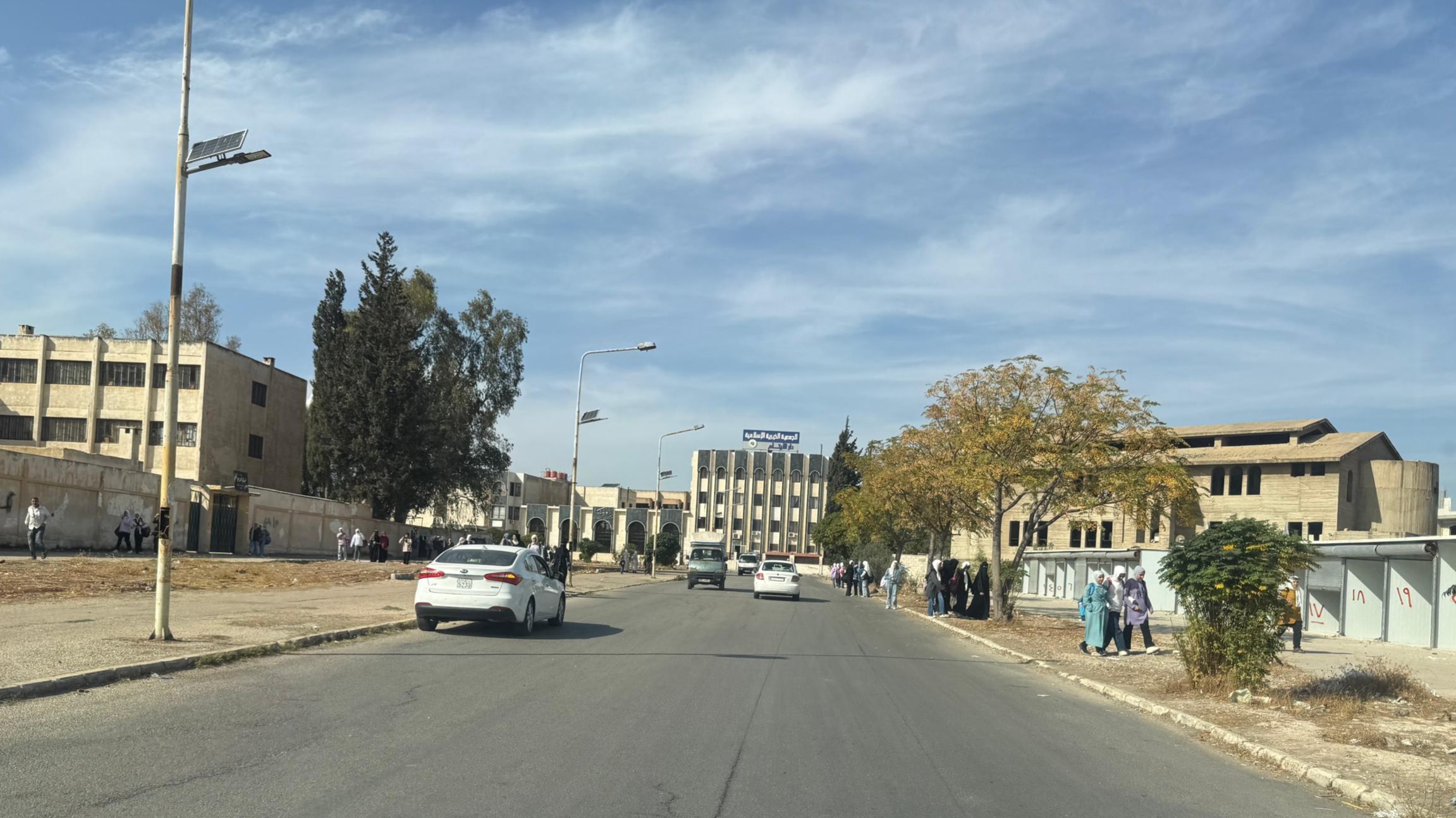 غياب الشواخص المرورية في حي الوعر سبب رئيسي للحوادث