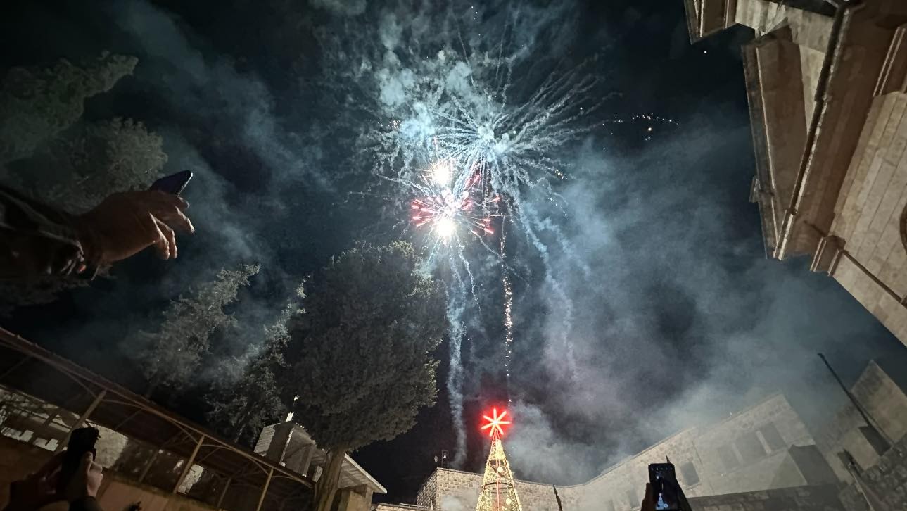 بعد 14 عاما من الغياب.. قرى مسيحية في ريف إدلب تعيد إضاءة شجرة عيد الميلاد