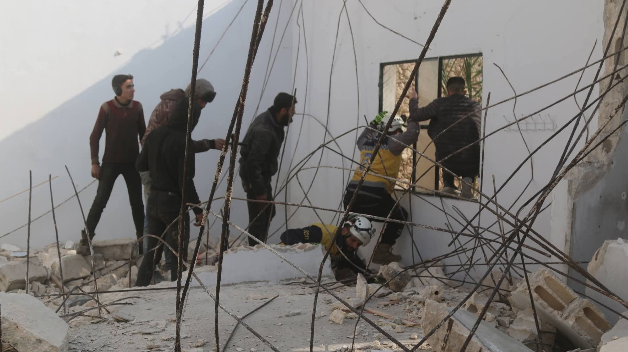 انهيار سطح منزل في معرة النعمان يودي بحياة عاملين أثناء الترميم