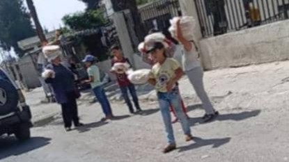 أطفال ونساء  يبيعون الخبز على الطرقات رغم التحديات اليومية والتحرش