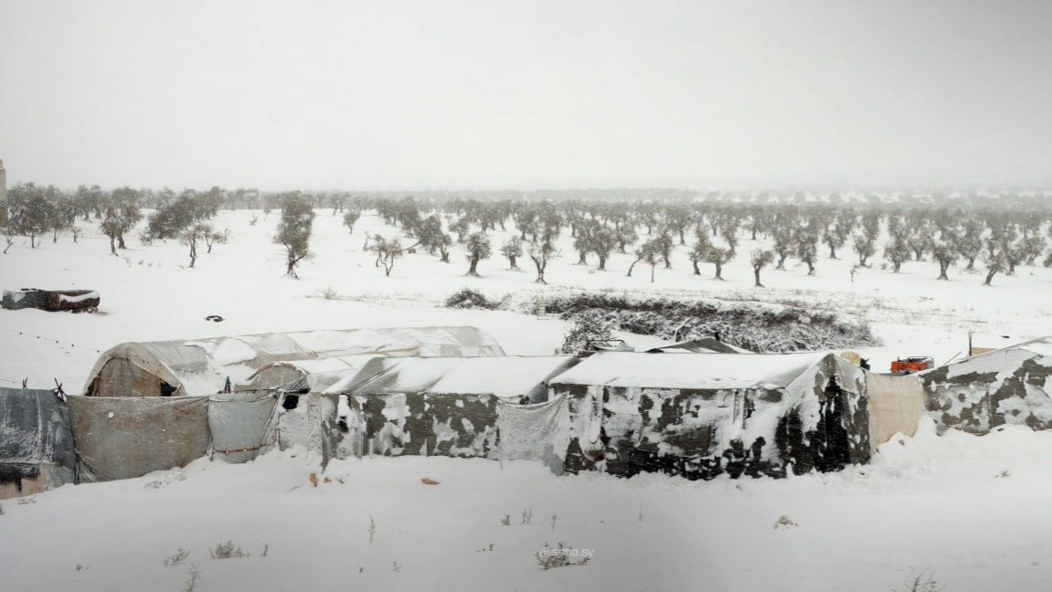 Heavy snow paralyzes the roads of Idlib and the countryside of Aleppo... and the Civil Defense opens the main axes