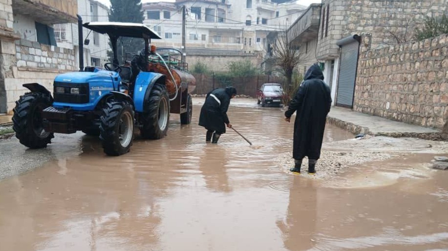 أمطار غزيرة تغمر شوارع في بنش… والبلدية تعيد فتح الطرق لتأمين الحركة
