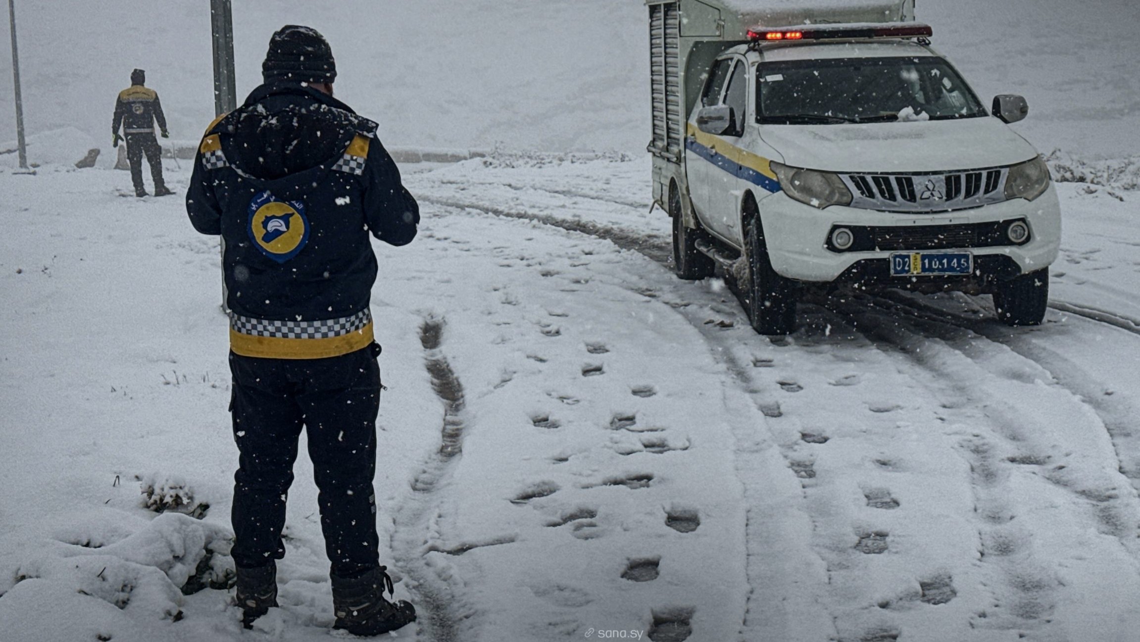 ثلوج وأمطار تعطل طرقًا رئيسية في شمال سوريا… والدفاع المدني يواصل فتح المحاور