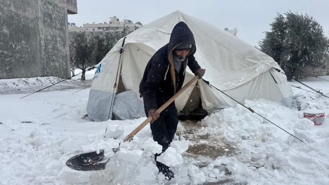 إدلب..استجابة طارئة للعاصفة الثلجية و خطة لإرسال الحطب إلى المخيمات