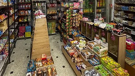 Requiring all markets to announce prices in the old and new currencies