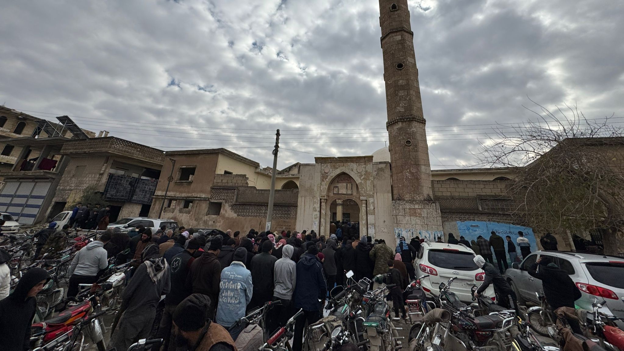 غياب وزارة الأوقاف عن مساجد معرة النعمان… الأهالي يصلّون في الشوارع وسط الثلج والصقيع