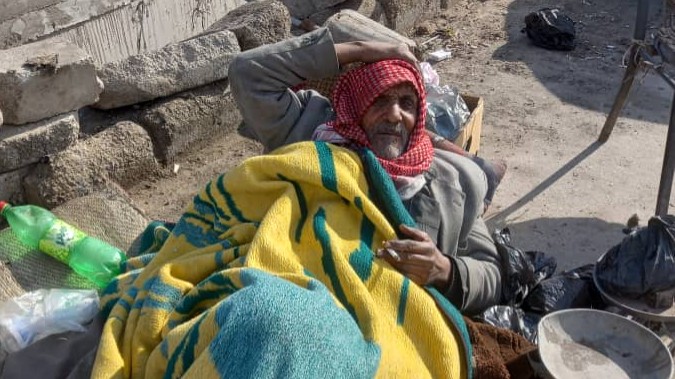 حسين… مثقفٌ على الرصيف: حكاية إنسان سقط من الحياة إلى الهامش