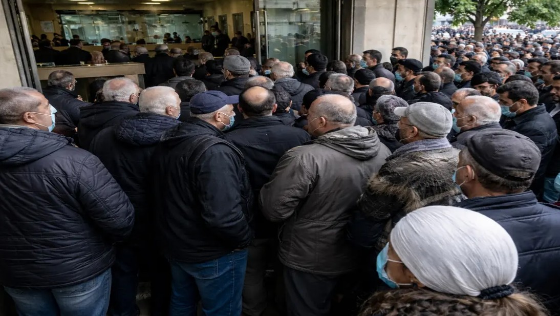 The new Syrian pound enters circulation: a wide exchange of currencies and confusion in buying and calculating