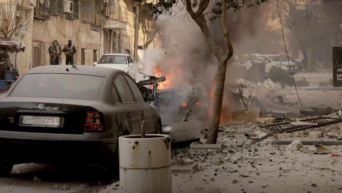 SDF shelling on the vicinity of Sheikh Maqsoud and Ashrafiya sets fires and causes the displacement of thousands of civilians