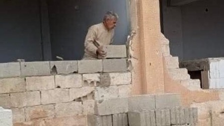 إدلب تكرّم رئيس بلدية شارك بنفسه في ترميم مدرسة