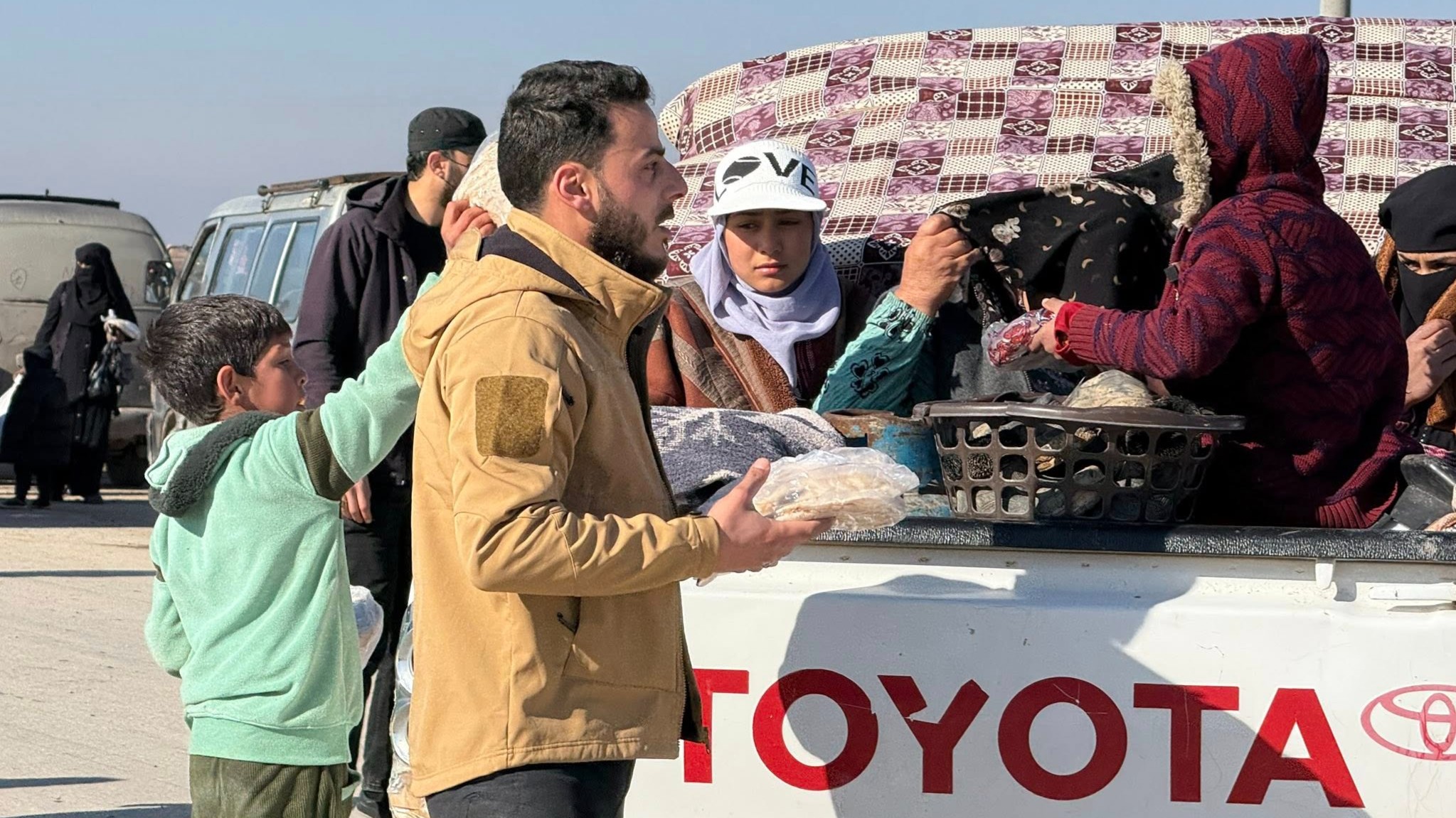 Thousands of civilians leave Deir Hafer via dangerous roads after SDF prevented the use of the humanitarian corridor