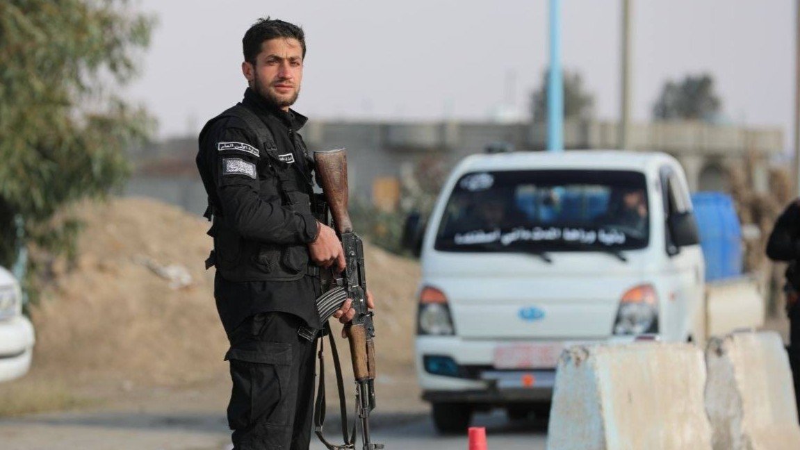 وزارة الداخلية السورية تنفّذ انتشاراً أمنياً واسعاً في ريف دير الزور الشرقي