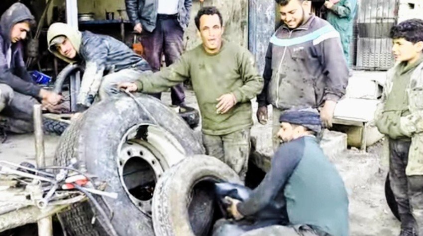 تأخر افتتاح المدينة الصناعية يحوّل شوارع داعل إلى مركز لصيانة الآليات