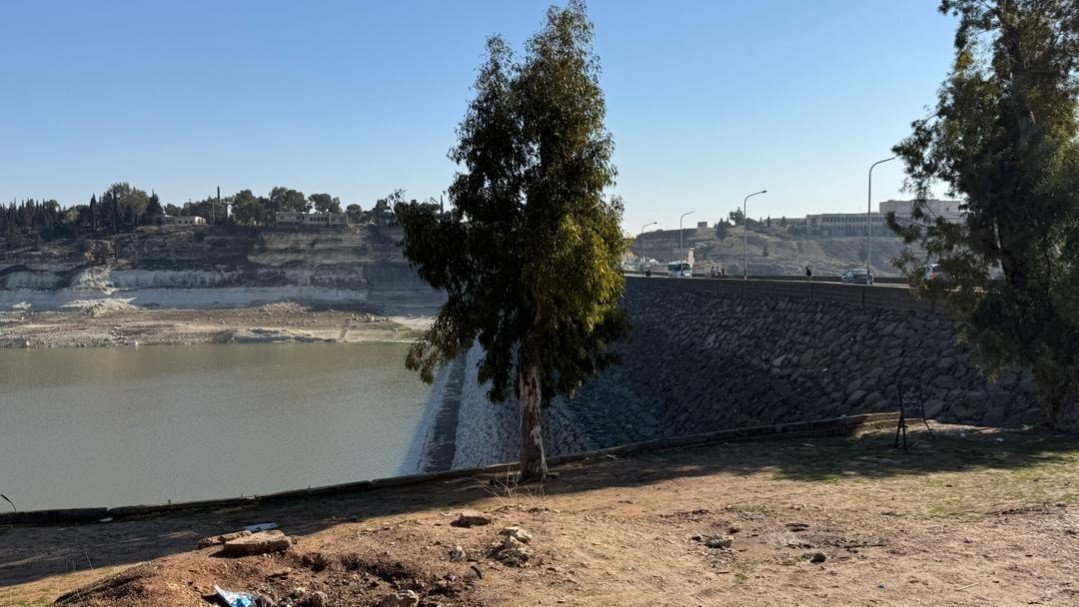 محافظة حمص تحول مسار الشاحنات إلى طريق سلمية بعد أضرار لحقت بسد الرستن