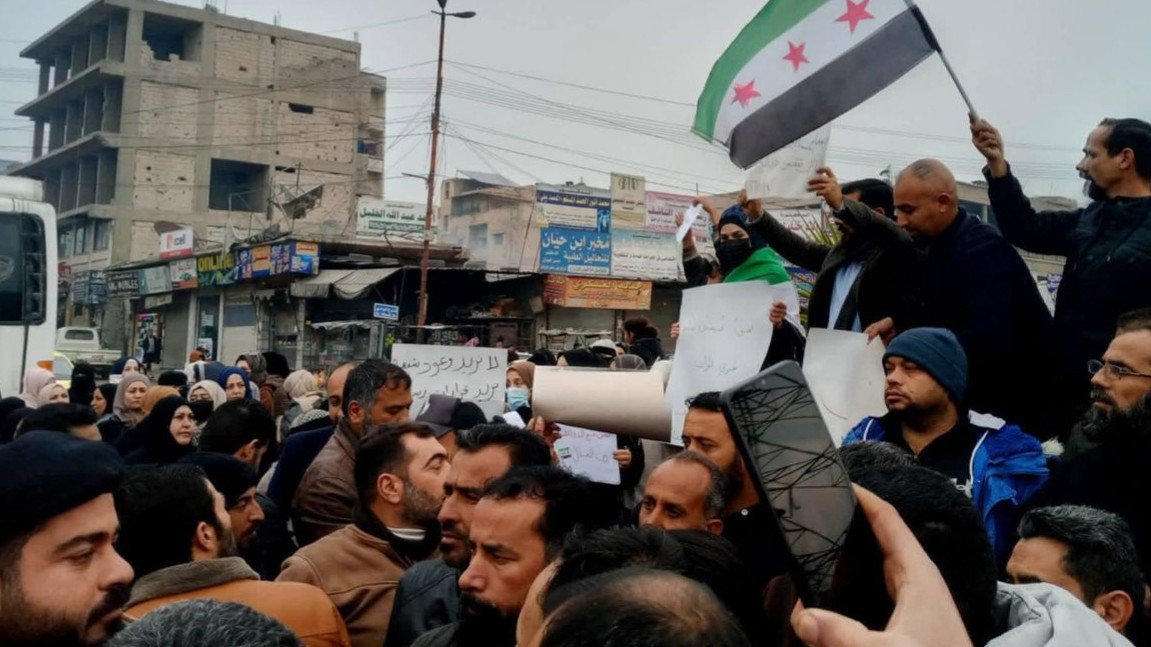 مدرسون من خريجي المعاهد يحتجون في الرقة رفضا لتمييزهم 