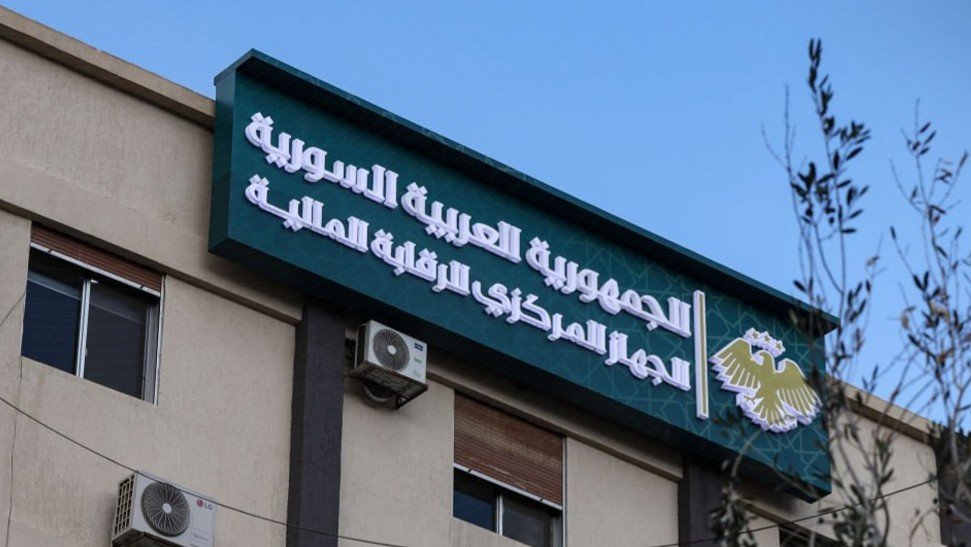 كيف استغل متعهد الألبسة العمالية لصالحه الفساد والعقود الحكومية؟