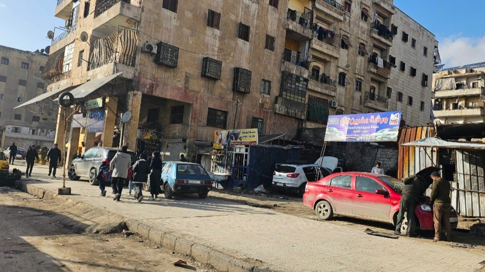 مداخل أبنية مغلقة وشوارع مزدحمة.. حي المشارقة الحلبي يختنق بورشات التصليح