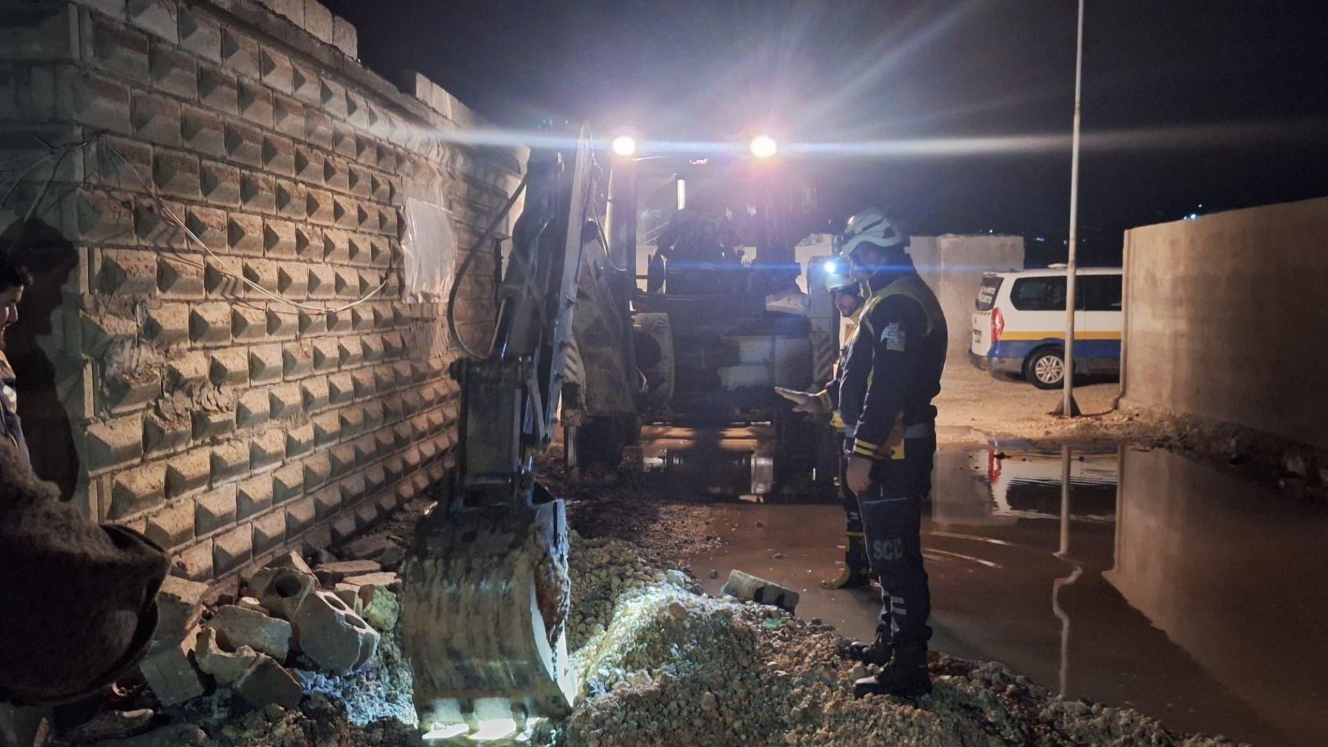 Between floods and mud... 920 camps in Idlib are being tested by low air conditions