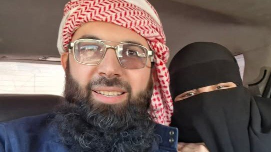 A large group of detainees leave Harem prison