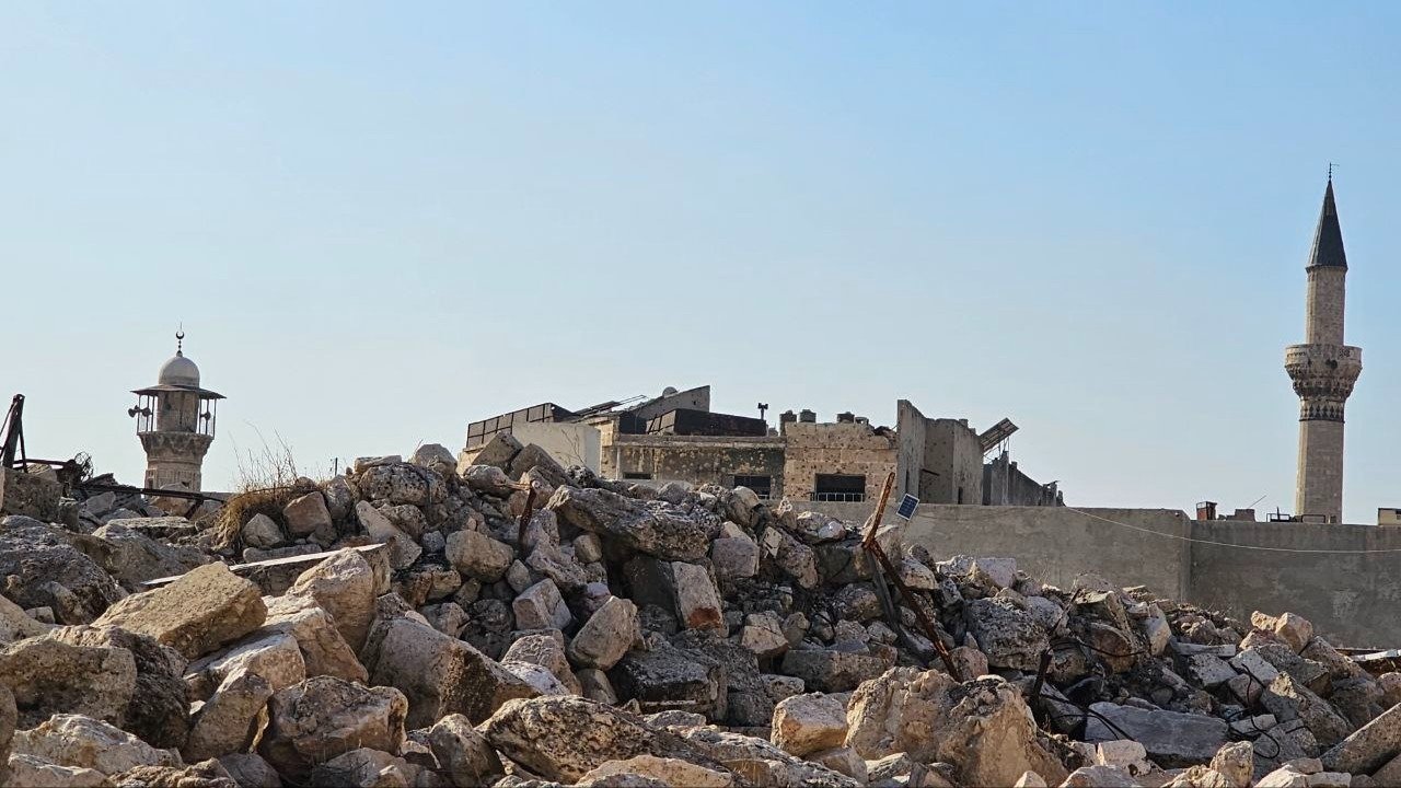 The cracked buildings in Aleppo.. A silent threat to the lives of residents