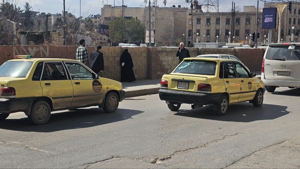 سيارات تاكسي بدون عدادات.. والمواطن "صيد ثمين" في حلب