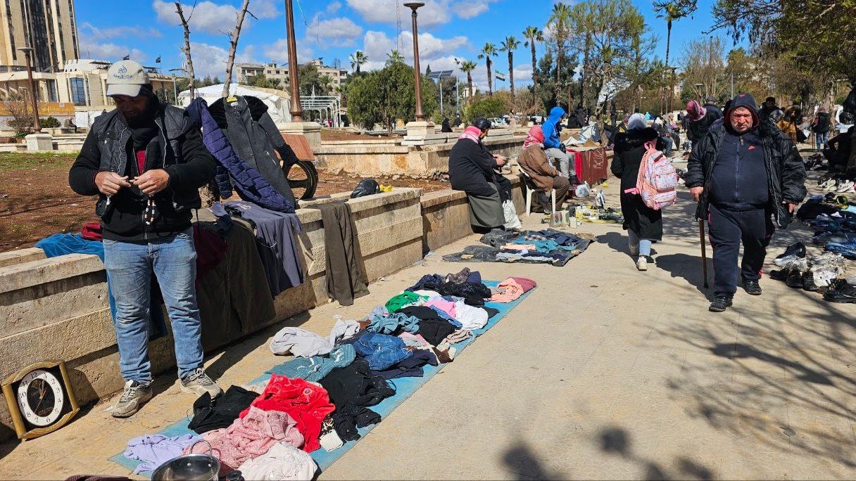 Bale rugs compete with markets in Aleppo and the citizen: Oh God, the jacket