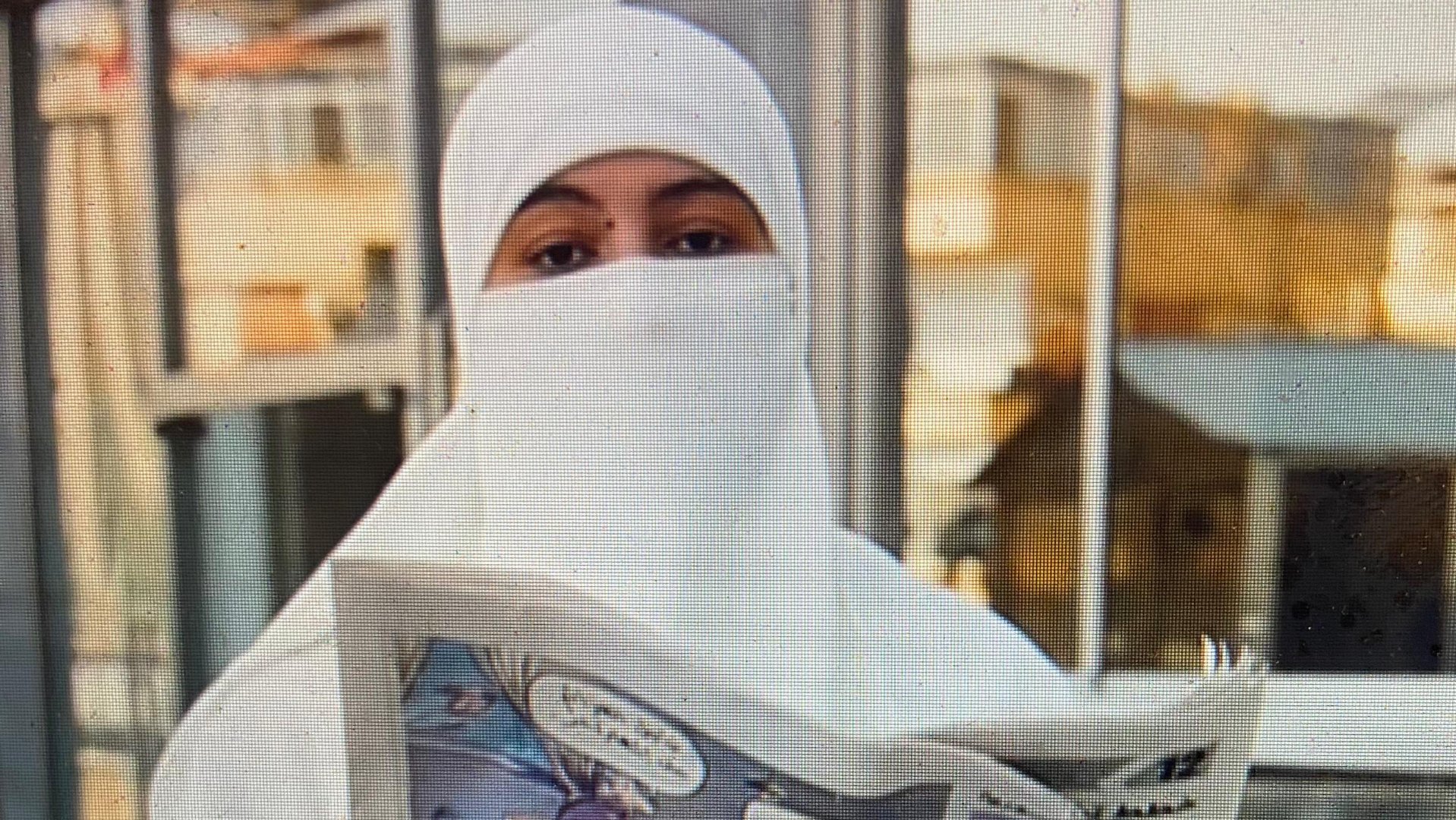 صحفية منقبة تقدّم عناوين “الثورة السورية”… والفيديو يثير جدلاً مهنياً