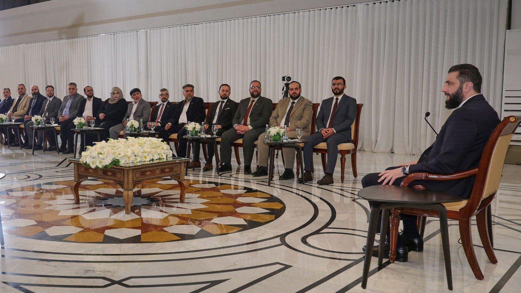 صحافي سوري ينتقد لقاء الشرع بالإعلاميين: الحضور من “رواد القصر”