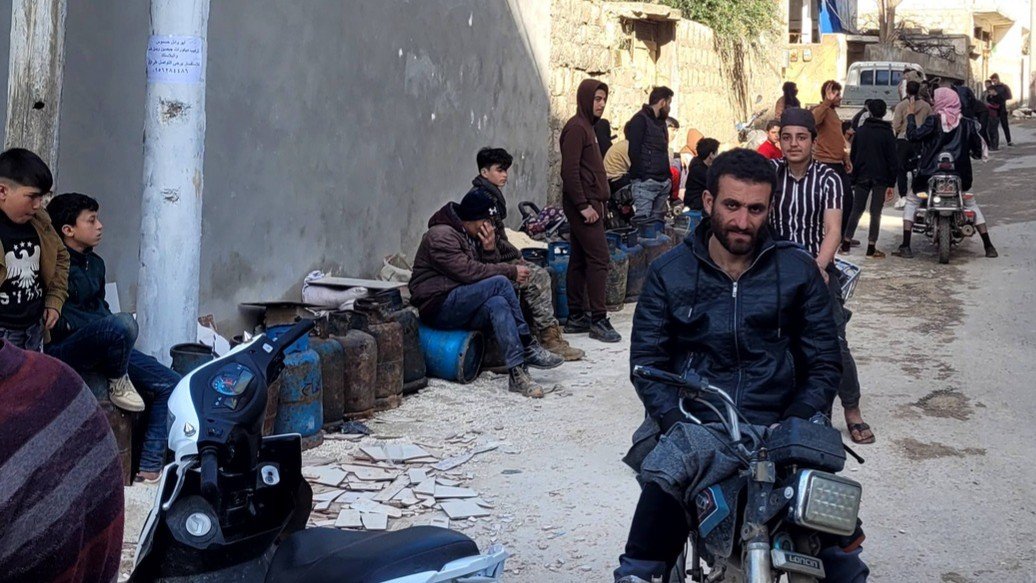 عيد بلا خبز: إدلب تغرق في الطوابير والحكومة تحتفل بالمهرجانات