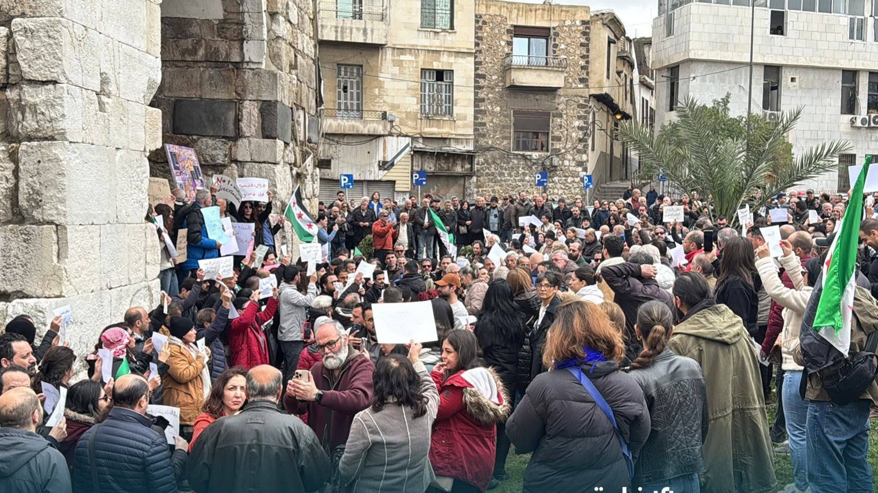 دمشق: احتجاجات على قرار يُتهم بتقسيم المجتمع طائفياً