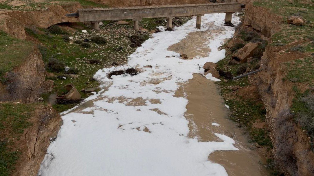 تلوث صناعي يهدد نهر العاصي: اتهامات بتسريب متعمد من حسياء