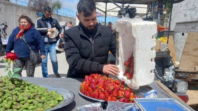 عربات الفواكه الموسمية تعود… بين لقمة العيش وملاحقة البلديات