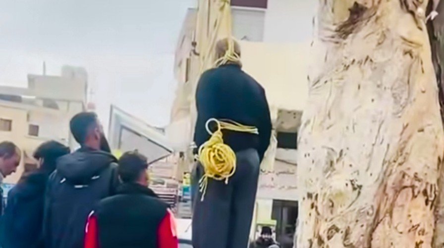 Daraa... Man Threatens Suicide in Protest Against Economic Conditions