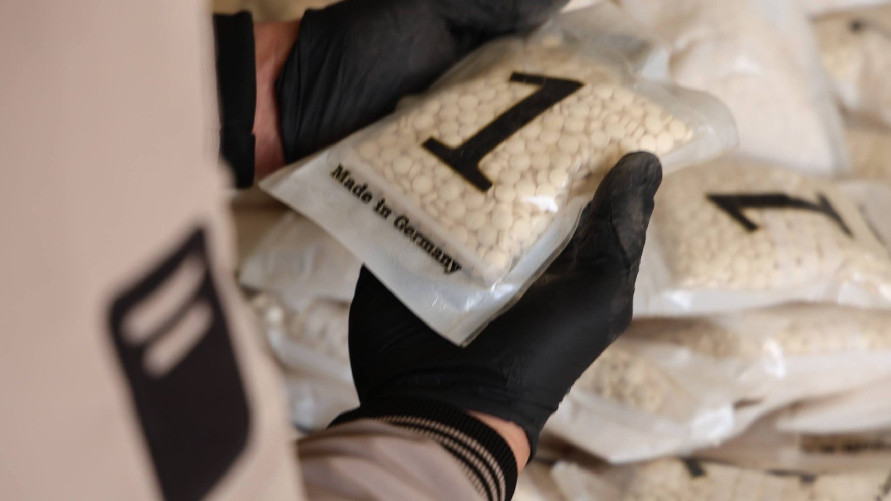 ضبط 450 ألف حبة كبتاغون على الحدود اللبنانية في حمص