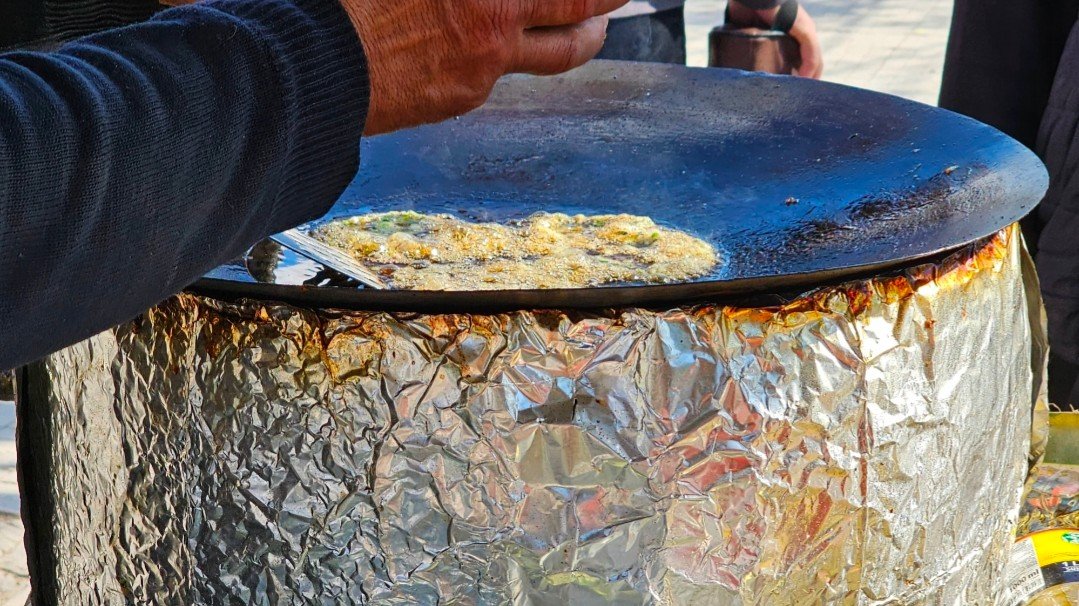 بين بائع العجة وبائعة الكبريت.. تشابهت الظروف رغم الجغرافيا المختلفة