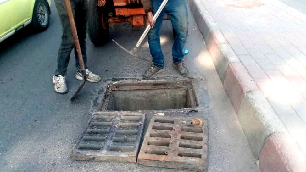   درعا ... سقوط دراجة نارية مع صاحبها في نقطة تفتيش للصرف الصحي