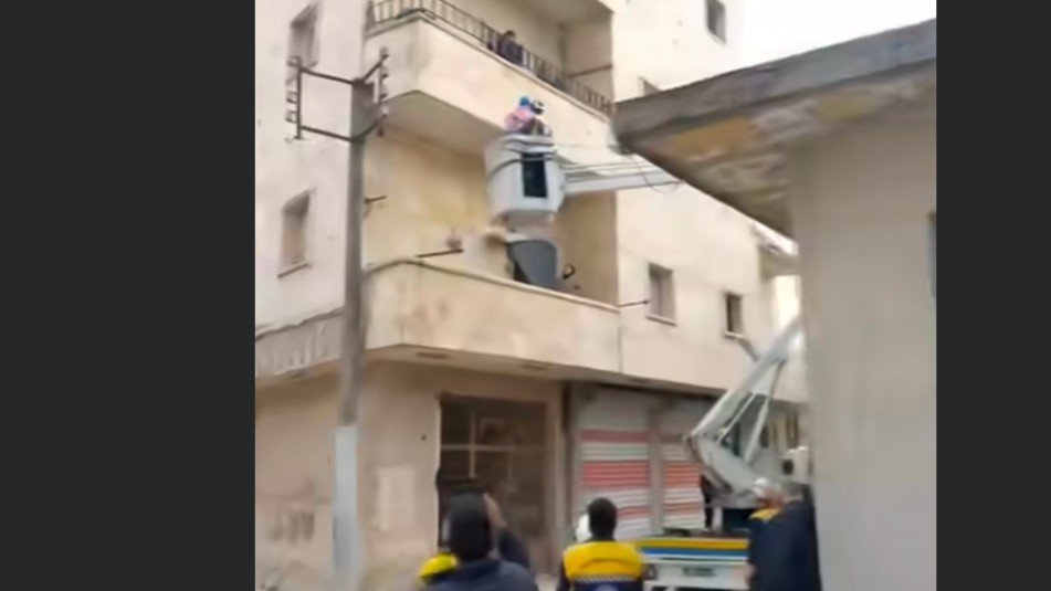 بعد الأشرفية.. إخلاء مبنى من سكانه بالرافعات في حلب