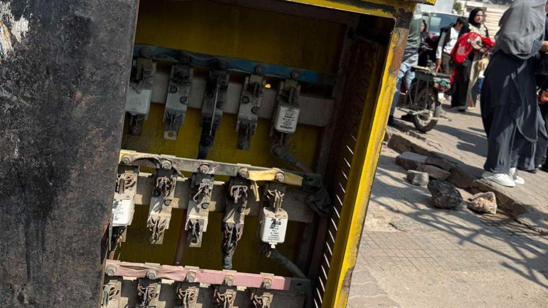 صندوق كهرباء مفتوح بحي كرم الشامي .. تحذيرات من خطر