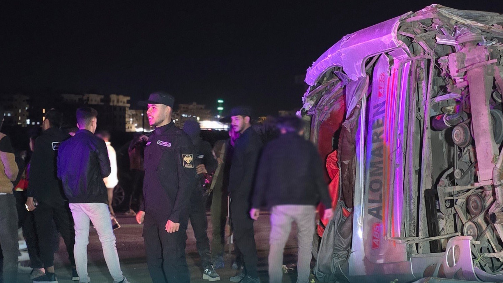 تصادم ثلاثة مركبات على أوتستراد إدلب – باب الهوى يخلّف 12 إصابة 